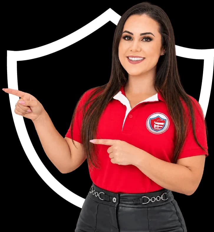 Mulher de cabelo escuro e blusa vermelha apontando para o texto. Ela é a Polly da Confiauto.